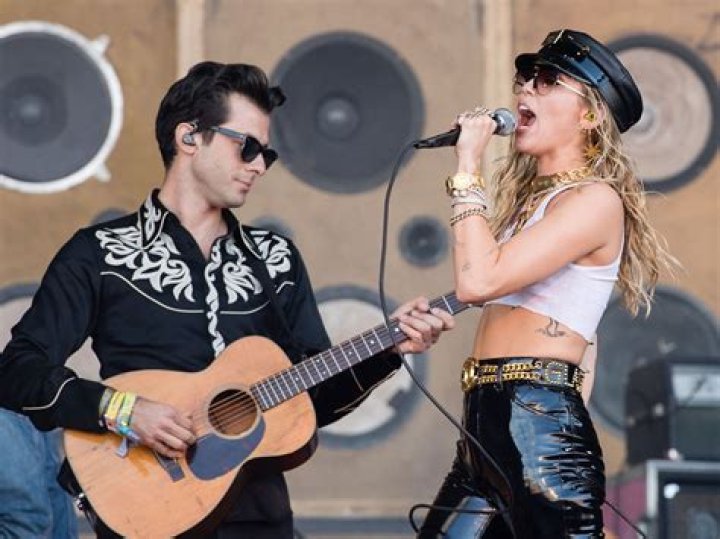 Can Miley Cyrus Play Guitar?