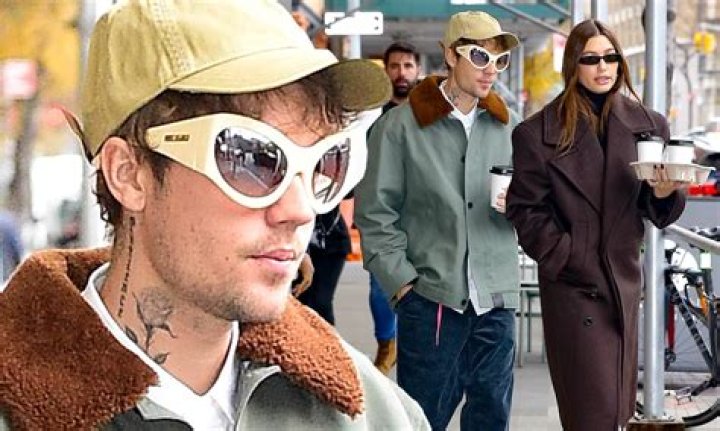 Does Justin Bieber Wear Glasses?