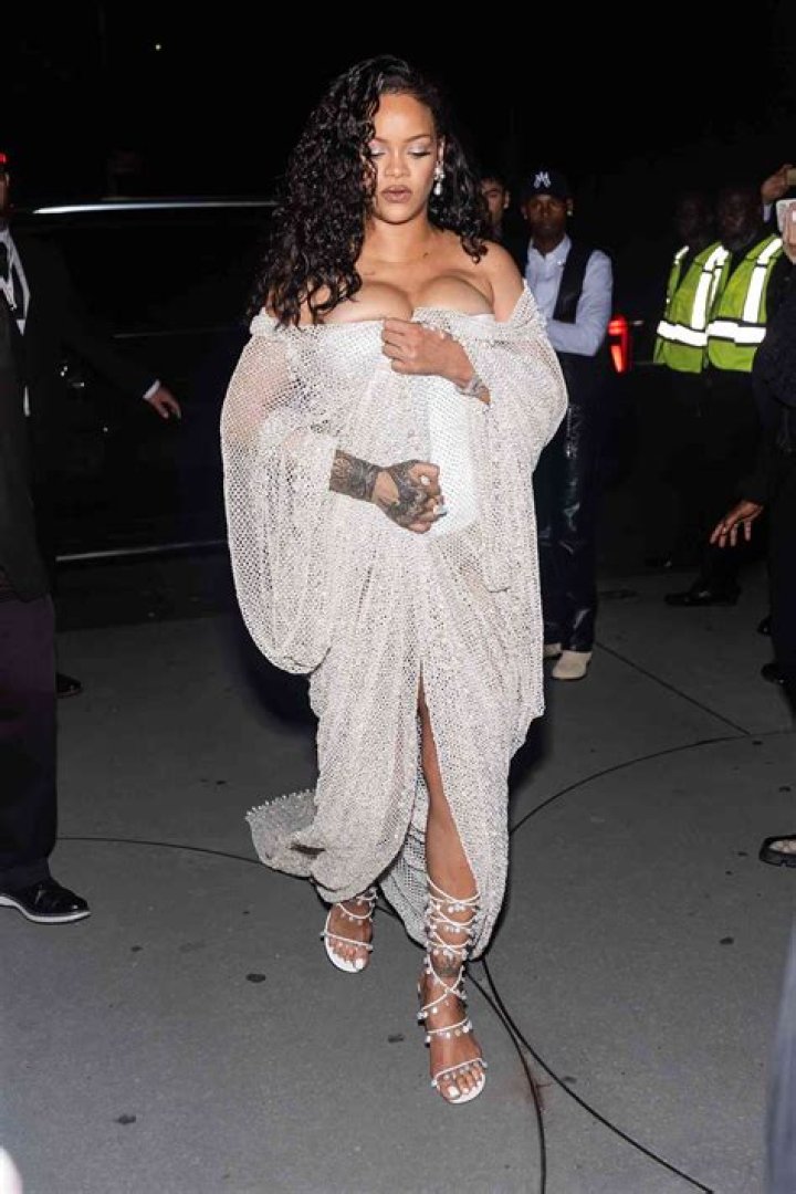Does Rihanna Wear Contacts?