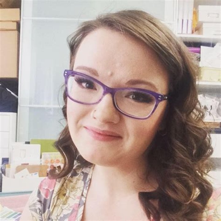 Prairie Paper & Ink (AmyR) net worth, income and estimated earnings of Youtuber channel