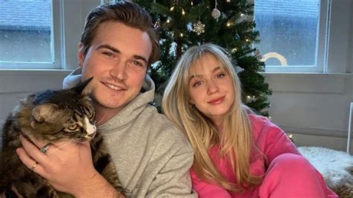 Roan Curtis Boyfriend - Firefly Lane's Young Kate Mularkey Is Dating Her BF For Over 2 Years